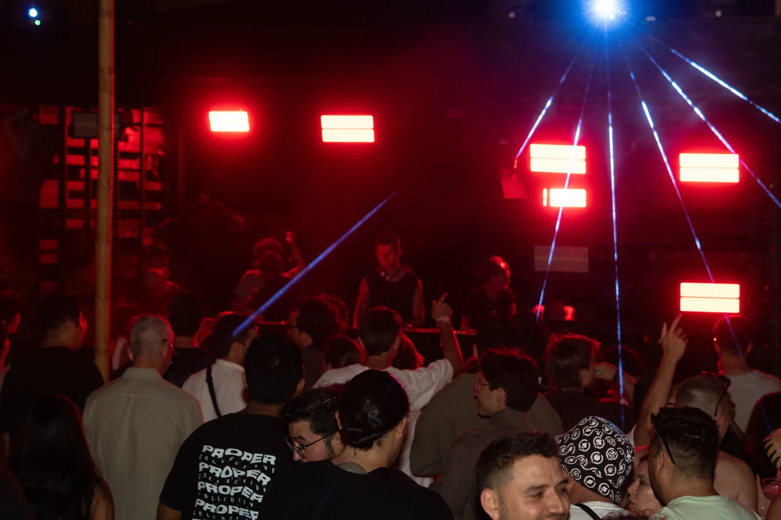 Publico en el drop de Priku